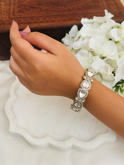 Lyra Bangle kada single 2.6