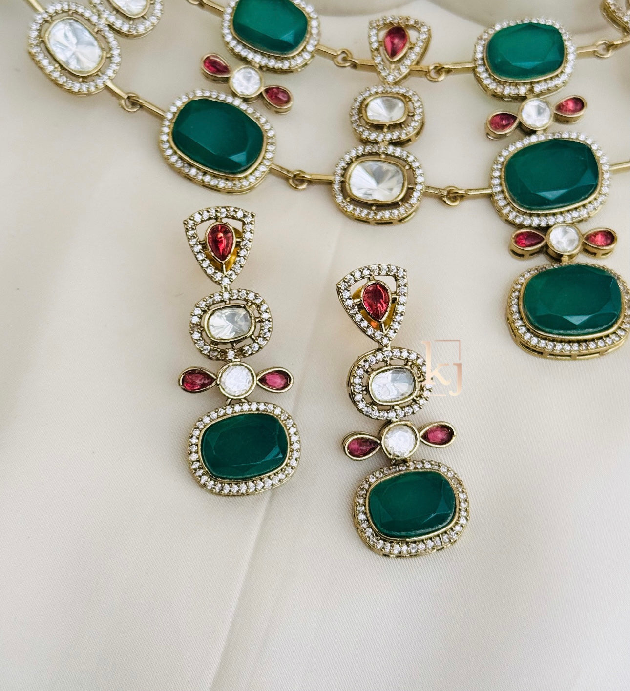 Mira necklace set