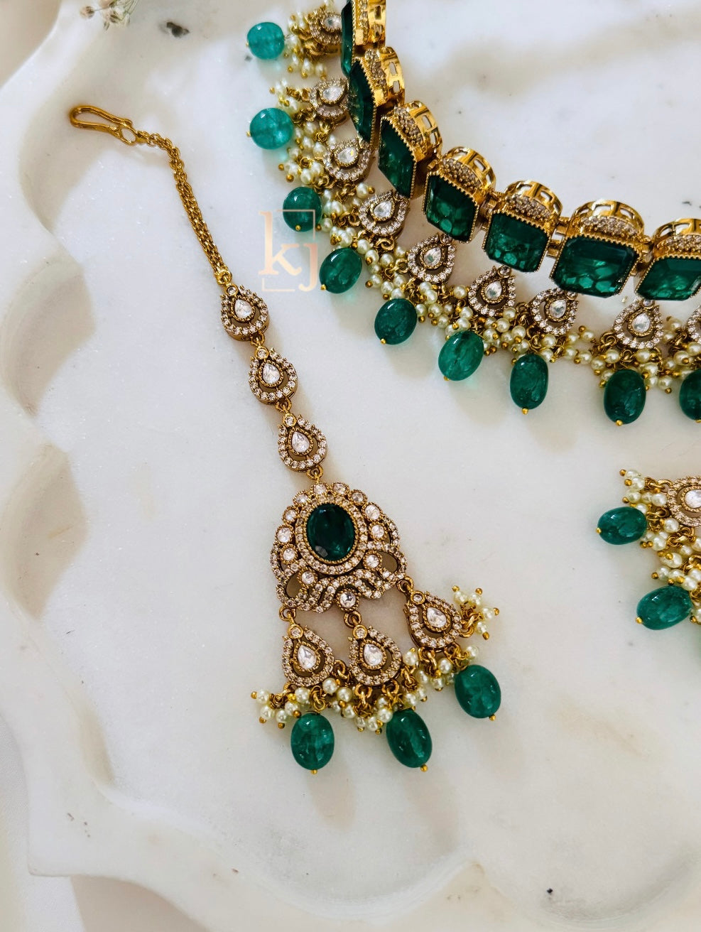 Elowyn choker set