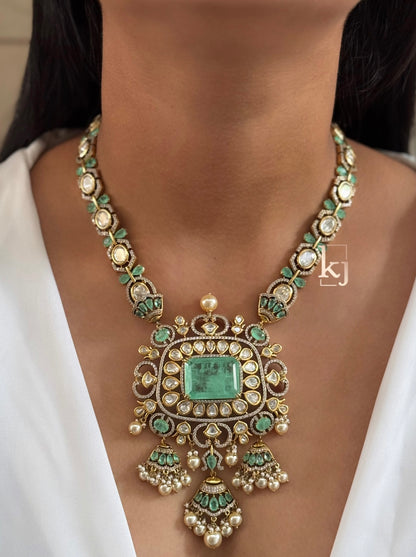 Laliah pendant set