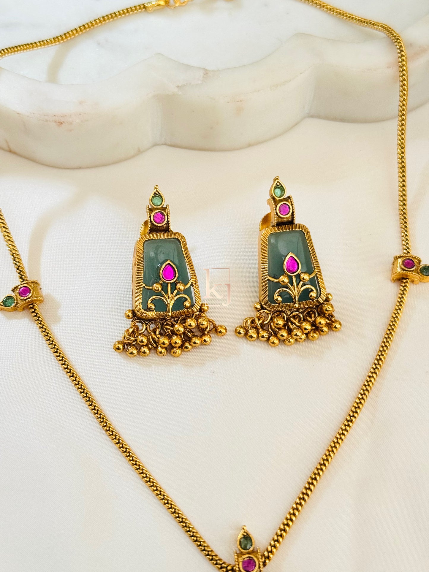 Adhira pendant set