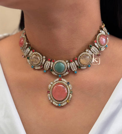 Vyona necklace set