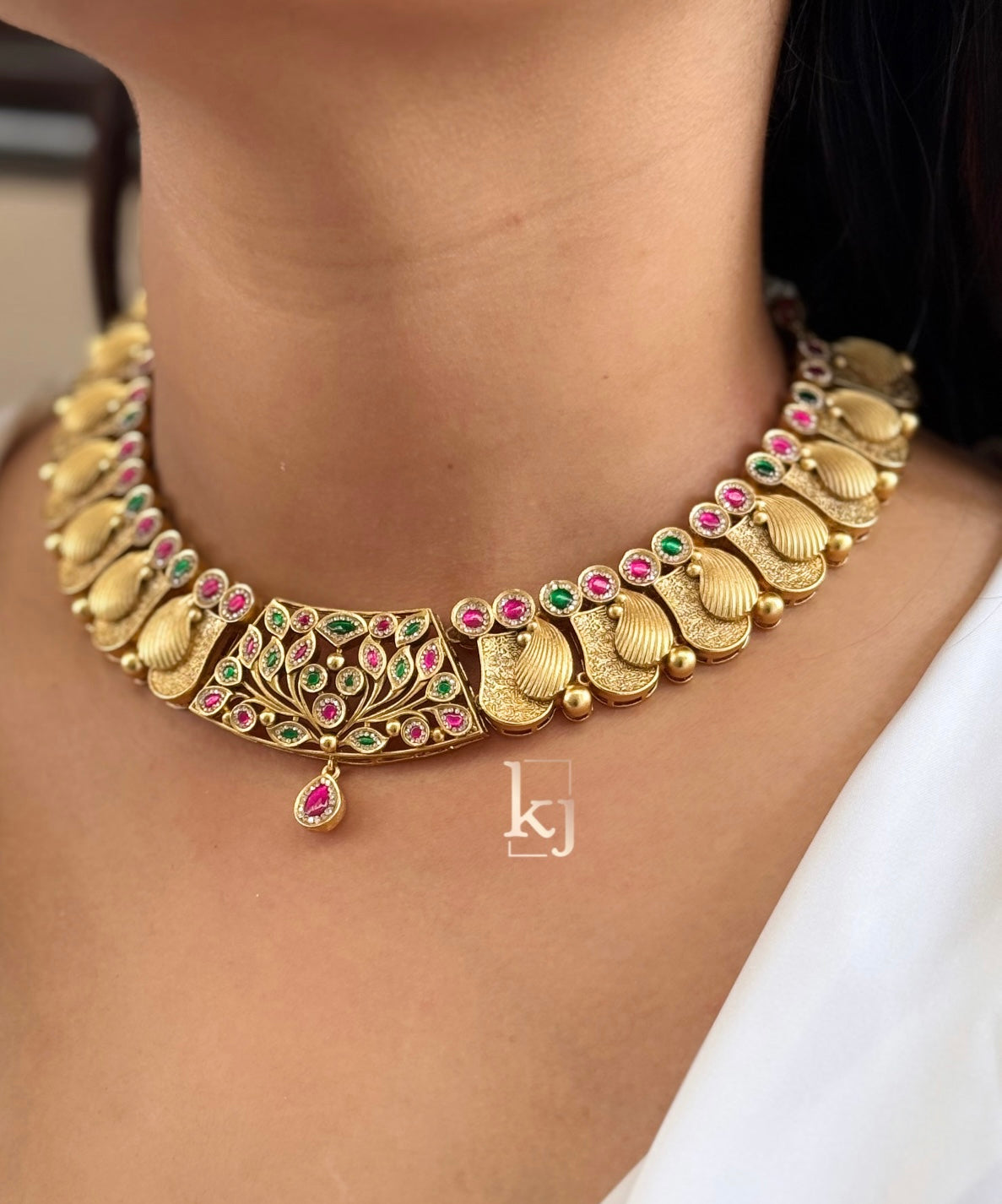Neshv necklace set