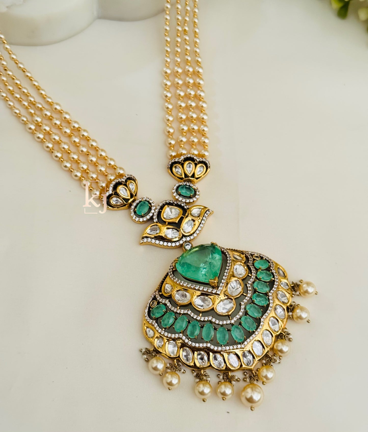 Nyara necklace set