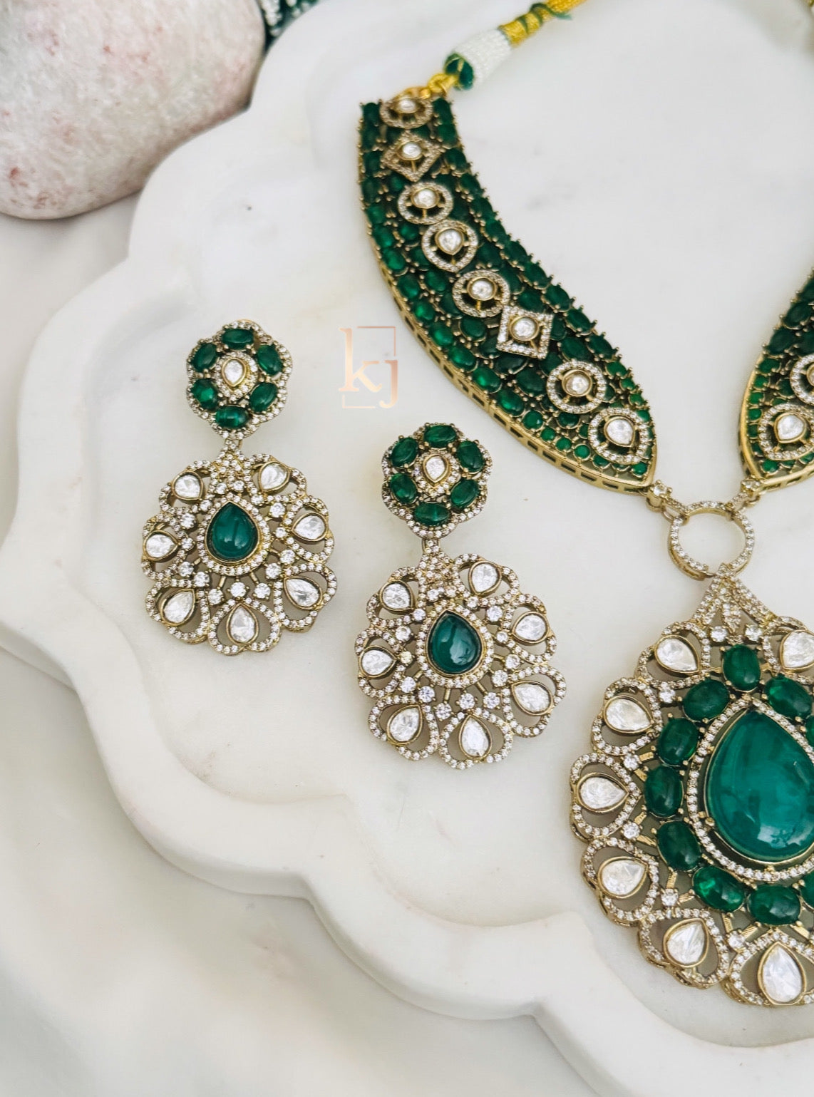 Vellie Pendant set