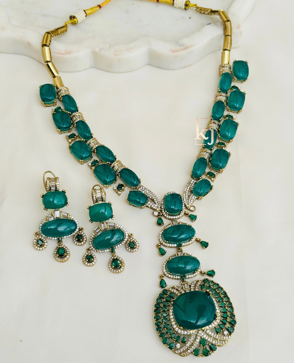 Zinnia pendant set