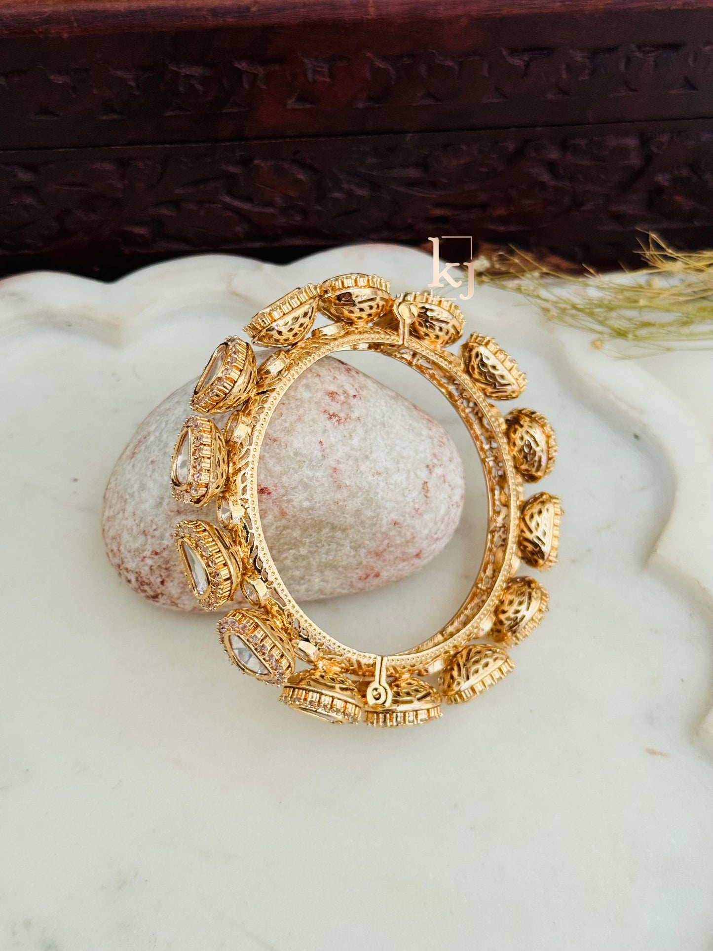 Aratrika kada single