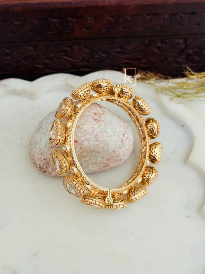 Aratrika kada single