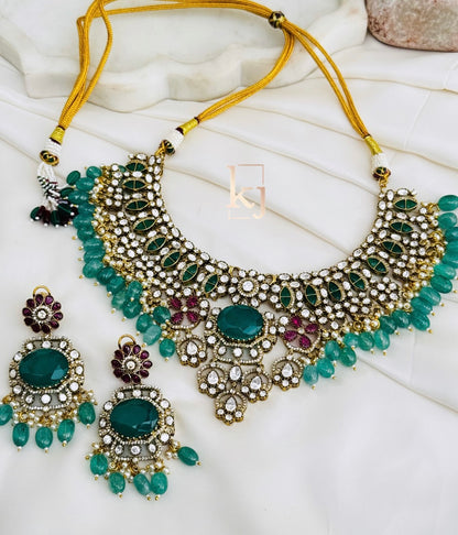 Eyun necklace set