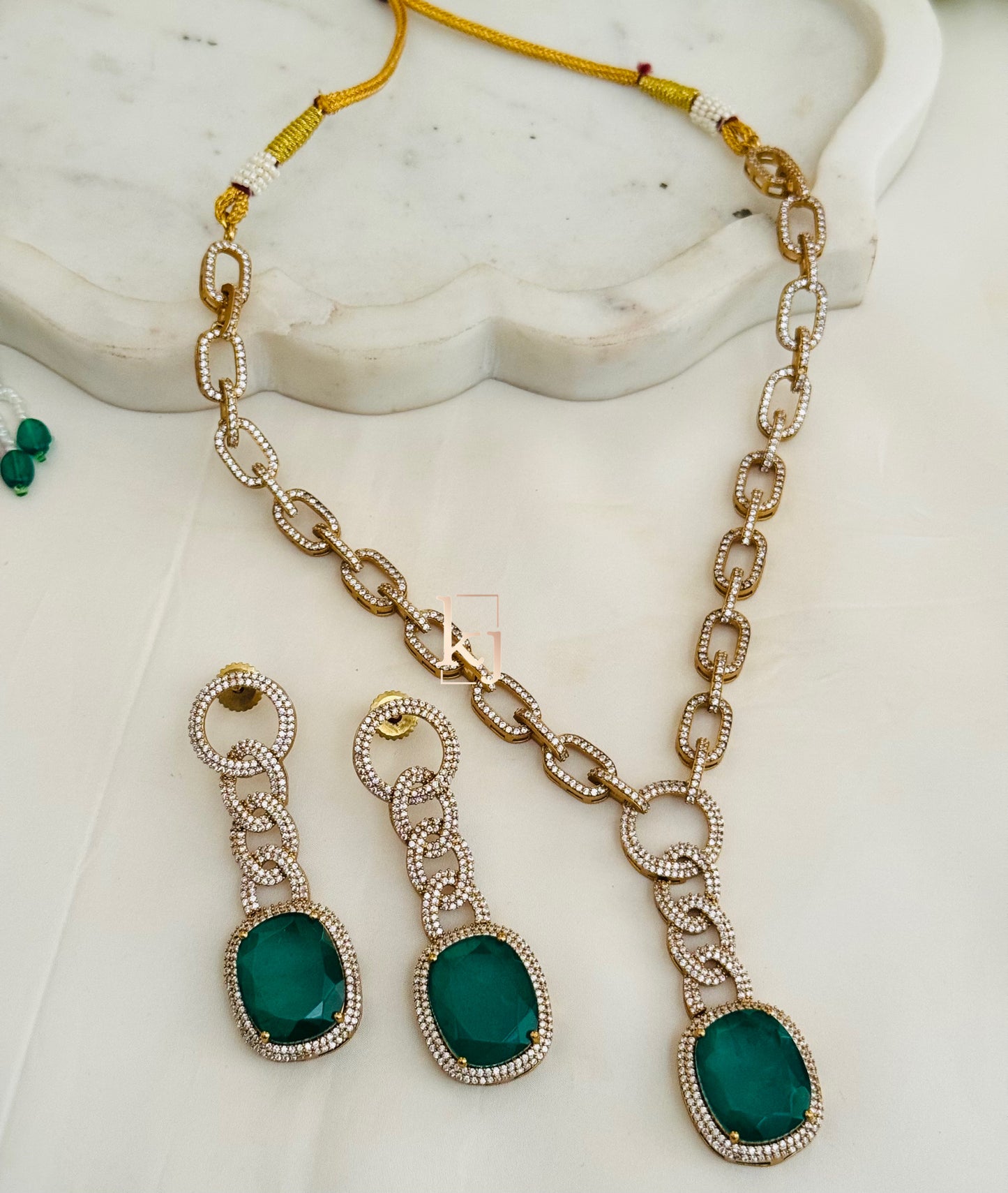 Yuva pendant set