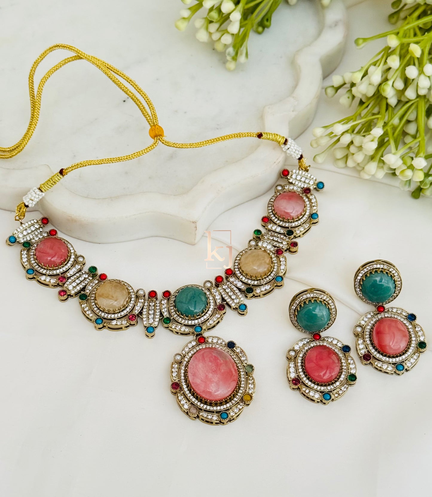 Vyona necklace set