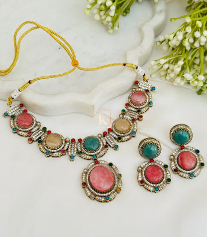 Vyona necklace set