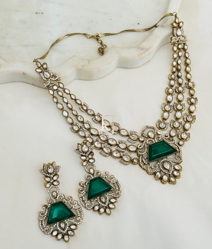 Uniaa necklace set