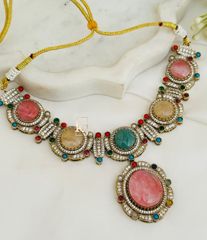 Vyona necklace set