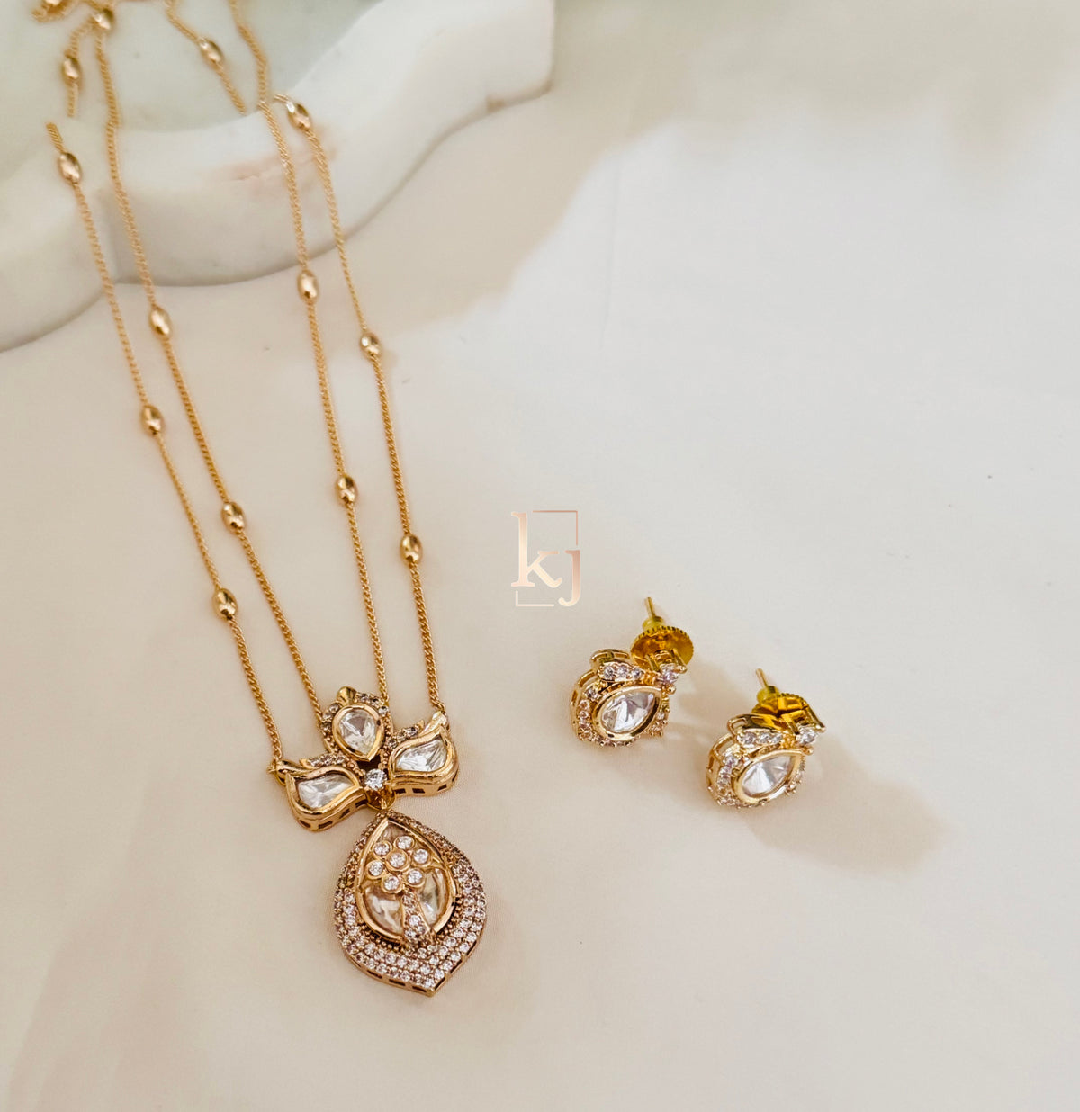 Noaah pendant set